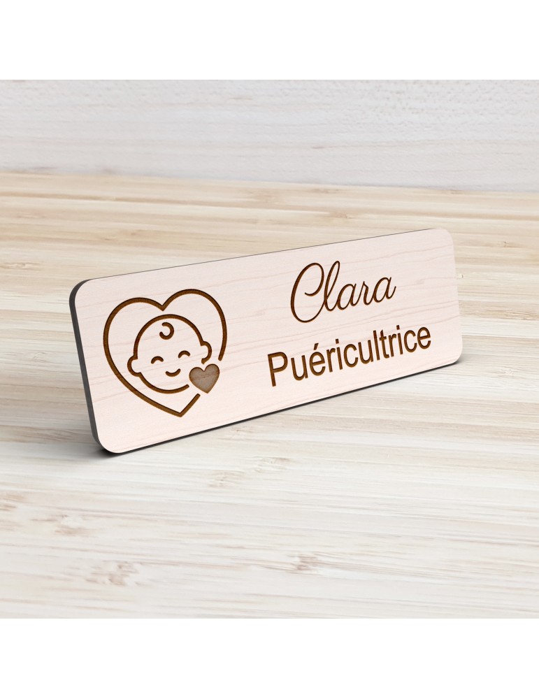 Badge personnalisé puéricultrice, motif bébé et puériculture, vue de présentation