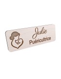Badge personnalisé puéricultrice, motif bébé et puériculture, vue en biais