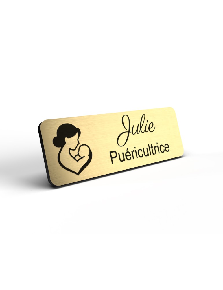 Badge personnalisé puéricultrice, motif bébé et puériculture, détail de la finition or brossé