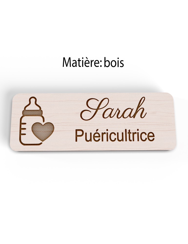 Badge personnalisé puéricultrice, motif bébé et puériculture, version bois vue à plat