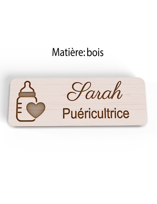 Badge personnalisé puéricultrice, motif bébé et puériculture, version bois vue à plat