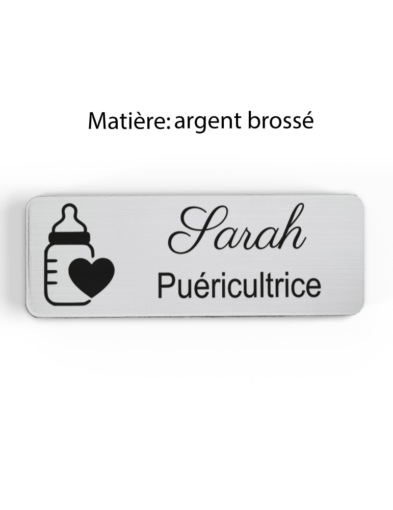 Badge personnalisé puéricultrice, motif bébé et puériculture, finition argent brossé