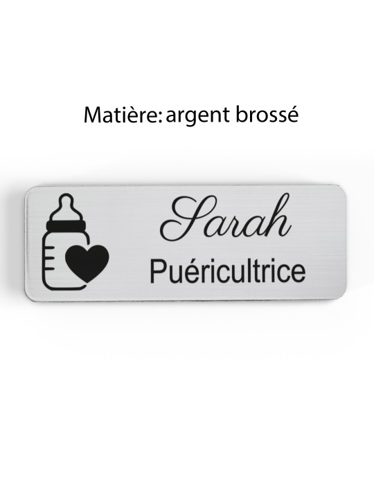 Badge personnalisé puéricultrice, motif bébé et puériculture, finition argent brossé