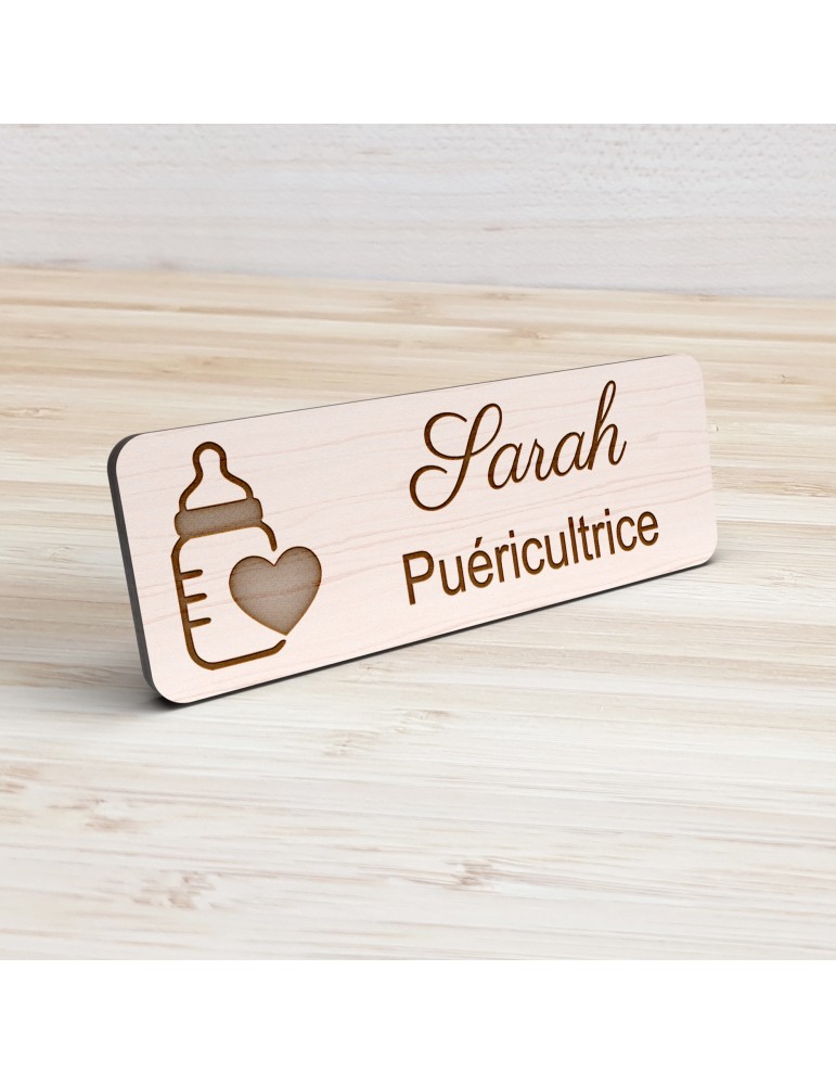 Badge personnalisé puéricultrice, motif bébé et puériculture, vue de présentation