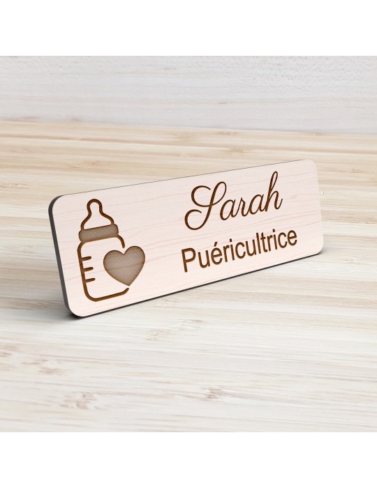 Badge personnalisé puéricultrice, motif bébé et puériculture, vue de présentation