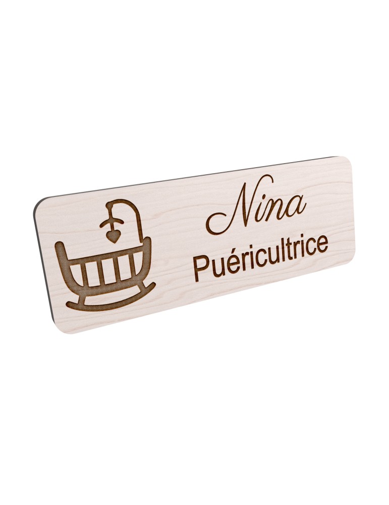 Badge personnalisé puéricultrice, motif bébé et puériculture, vue en biais