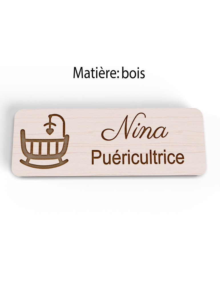 Badge personnalisé puéricultrice, motif bébé et puériculture, version bois vue à plat