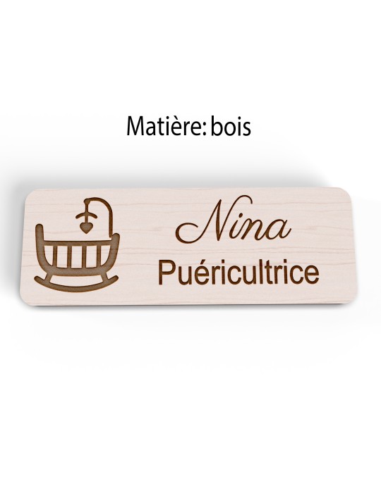 Badge personnalisé puéricultrice, motif bébé et puériculture, version bois vue à plat
