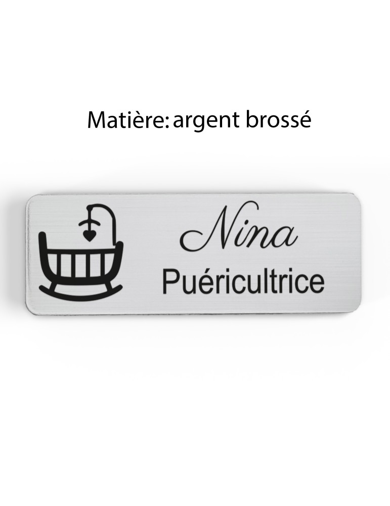 Badge personnalisé puéricultrice, motif bébé et puériculture, finition argent brossé