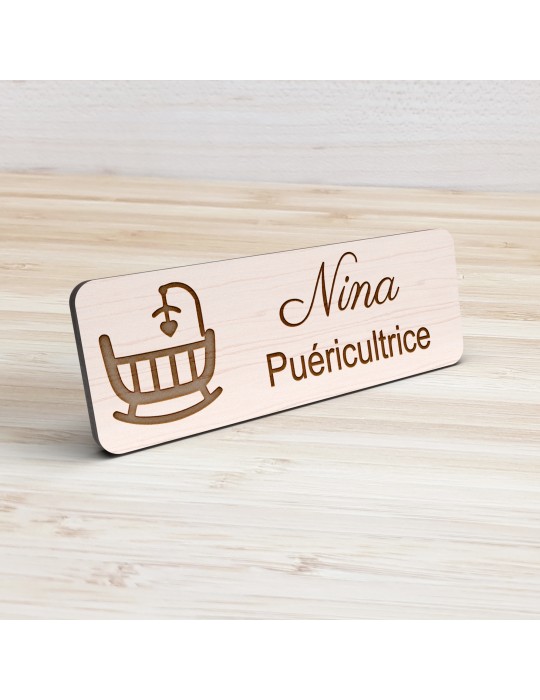 Badge personnalisé puéricultrice, motif bébé et puériculture, vue de présentation