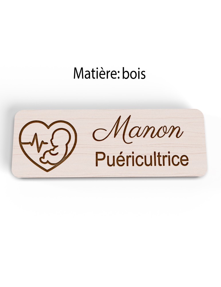Badge personnalisé puéricultrice, motif bébé et puériculture, version bois vue à plat
