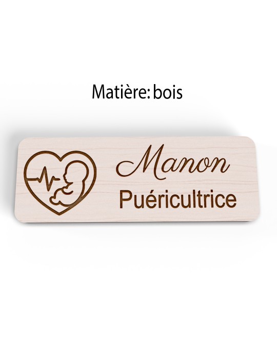 Badge personnalisé puéricultrice, motif bébé et puériculture, version bois vue à plat