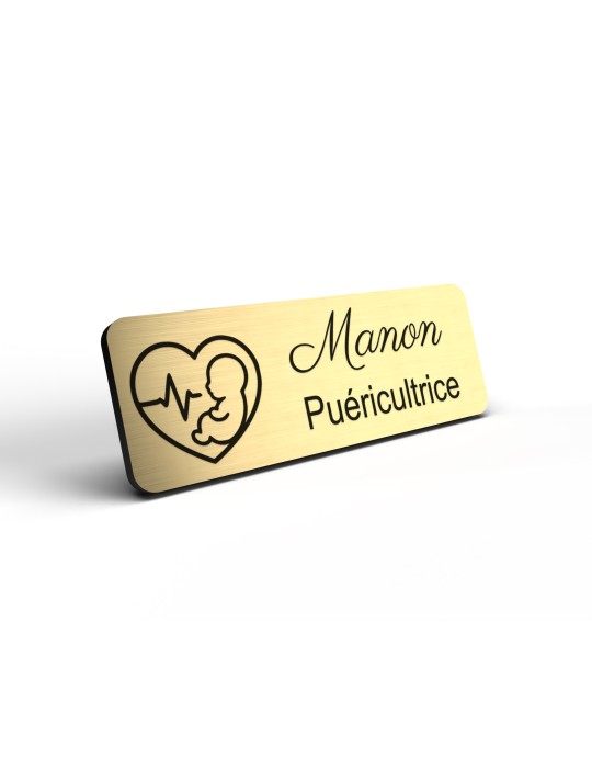 Badge personnalisé puéricultrice, motif bébé et puériculture, détail de la finition or brossé