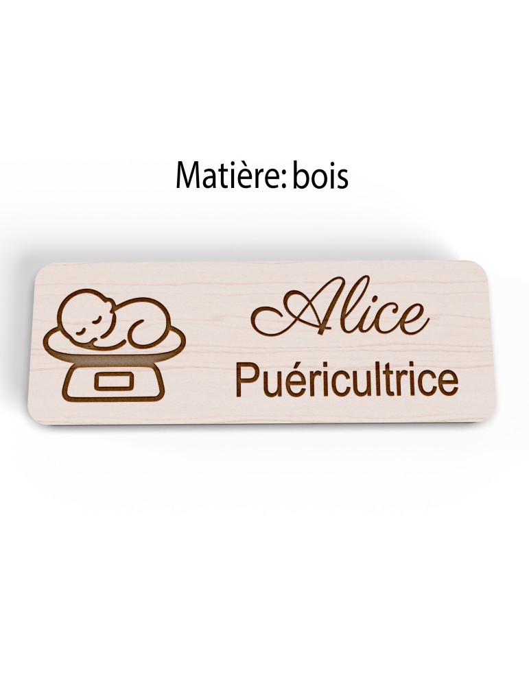 Badge personnalisé puéricultrice, motif bébé et puériculture, version bois vue à plat