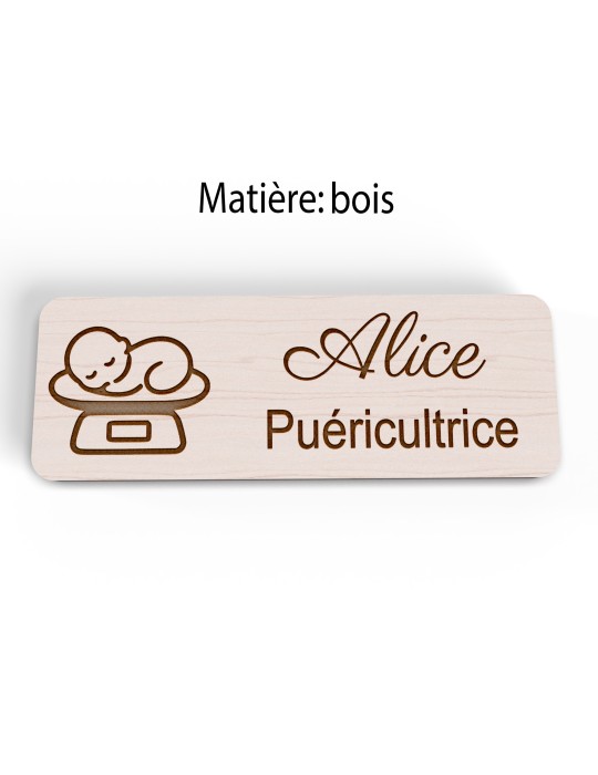 Badge personnalisé puéricultrice, motif bébé et puériculture, version bois vue à plat