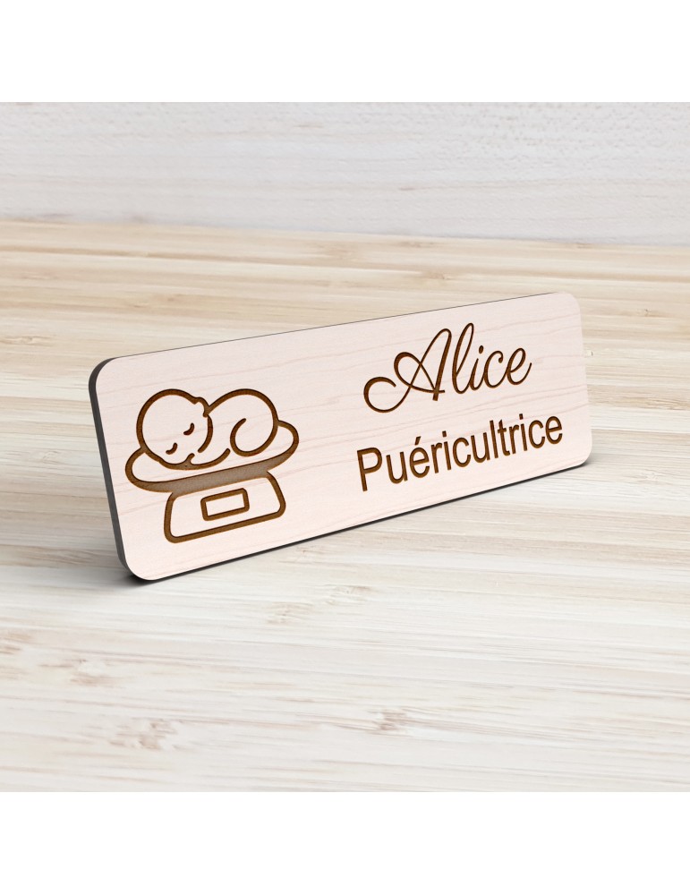 Badge personnalisé puéricultrice, motif bébé et puériculture, vue de présentation