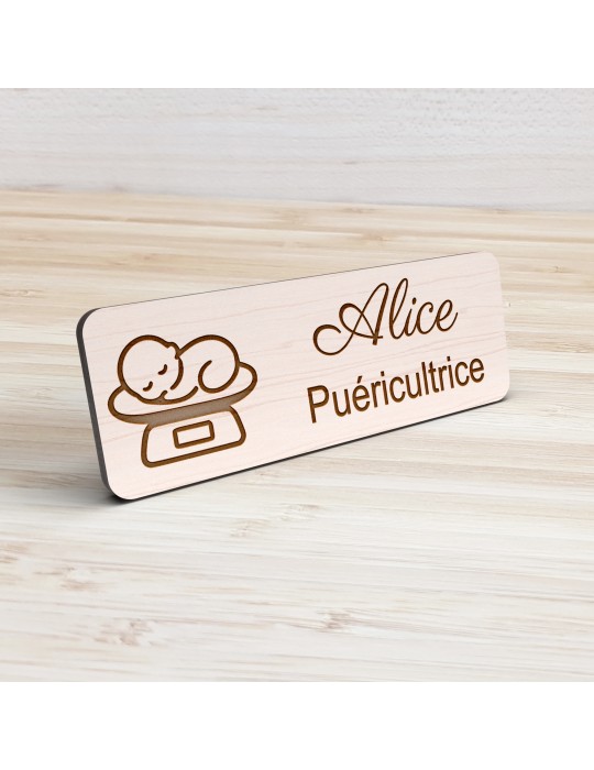 Badge personnalisé puéricultrice, motif bébé et puériculture, vue de présentation