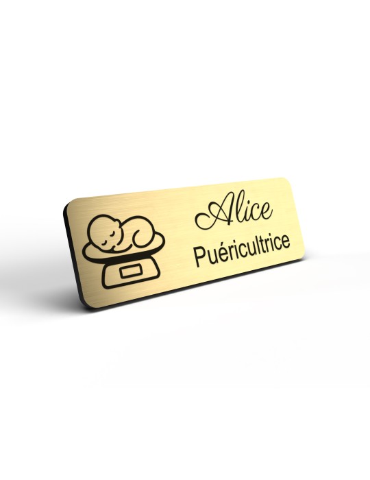 Badge personnalisé puéricultrice, motif bébé et puériculture, détail de la finition or brossé