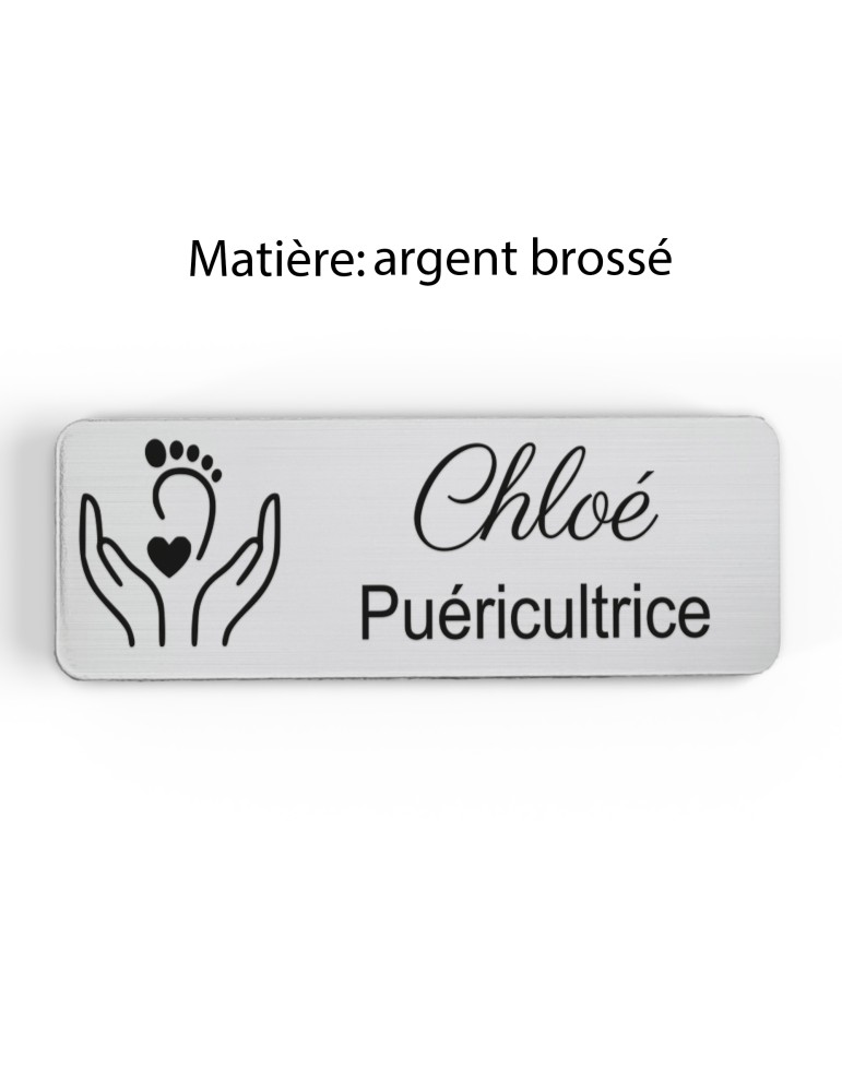 Badge personnalisé puéricultrice, motif bébé et puériculture, finition argent brossé