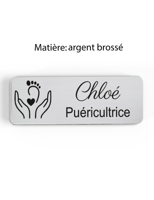 Badge personnalisé puéricultrice, motif bébé et puériculture, finition argent brossé