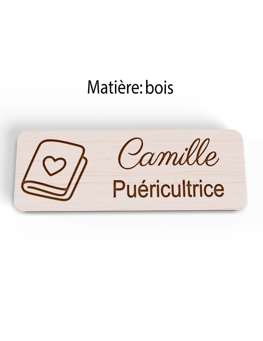 Badge personnalisé puéricultrice, motif bébé et puériculture, version bois vue à plat
