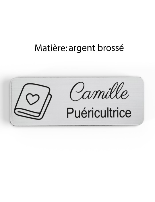 Badge personnalisé puéricultrice, motif bébé et puériculture, finition argent brossé