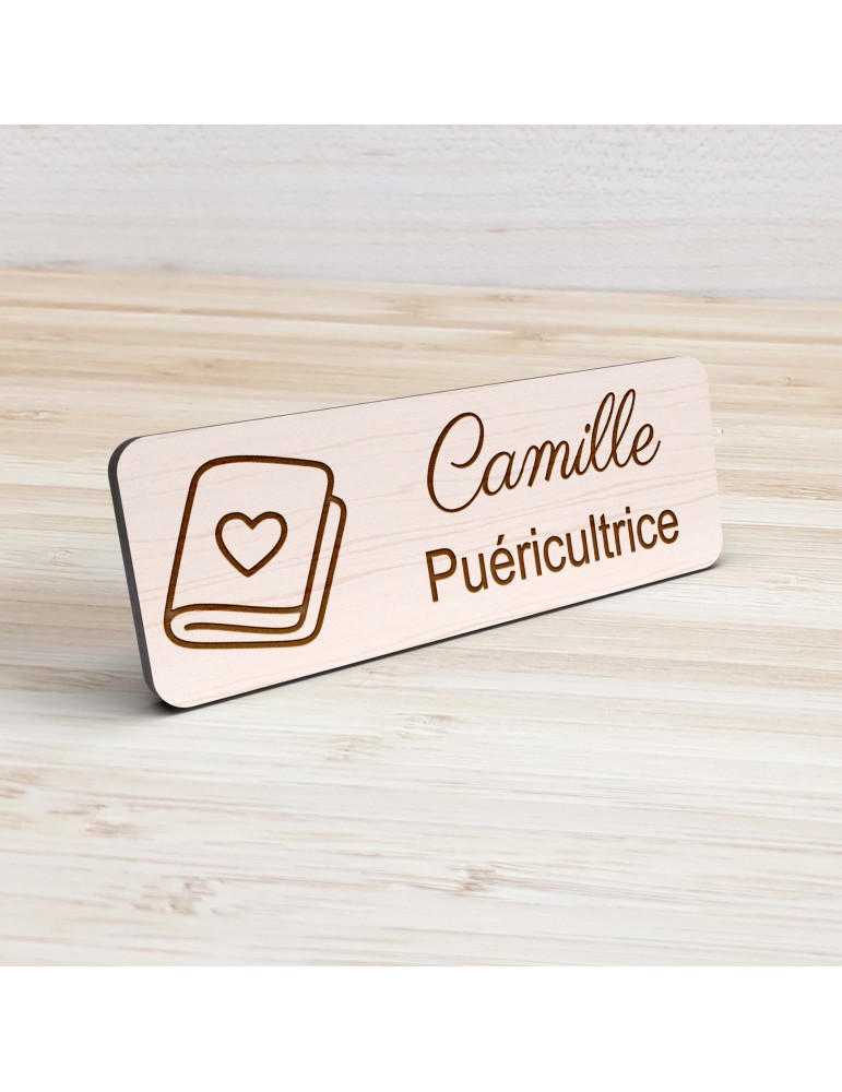 Badge personnalisé puéricultrice, motif bébé et puériculture, vue de présentation