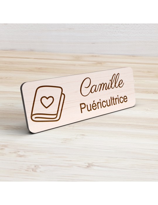 Badge personnalisé puéricultrice, motif bébé et puériculture, vue de présentation