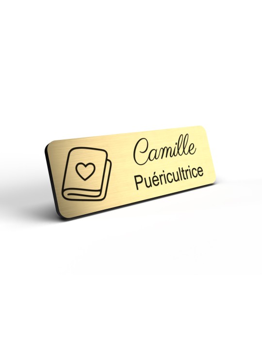 Badge personnalisé puéricultrice, motif bébé et puériculture, détail de la finition or brossé