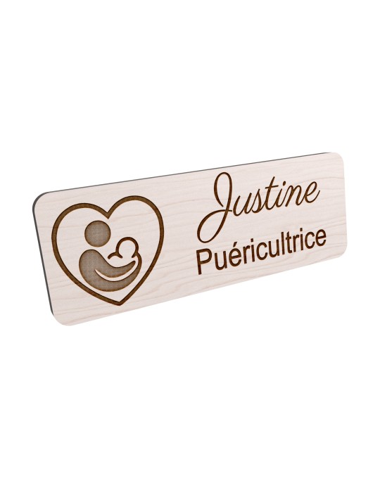 Badge personnalisé puéricultrice, motif bébé et puériculture, vue en biais
