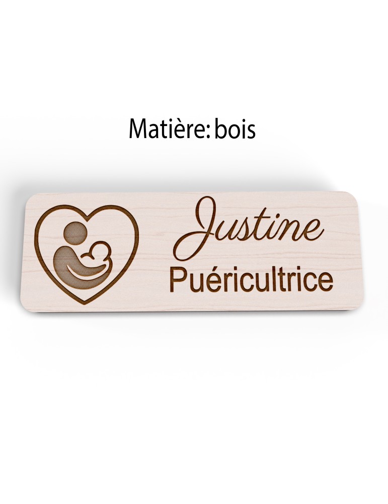 Badge personnalisé puéricultrice, motif bébé et puériculture, version bois vue à plat