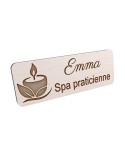 Badge personnalisé spa praticienne, motif spa et détente, vue en biais