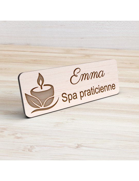 Badge personnalisé spa praticienne, motif spa et détente, vue de présentation