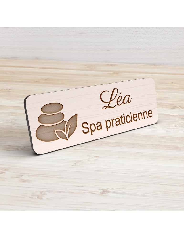 Badge personnalisé spa praticienne, motif spa et détente, vue de présentation