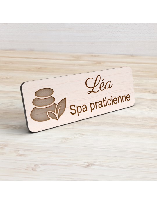 Badge personnalisé spa praticienne, motif spa et détente, vue de présentation
