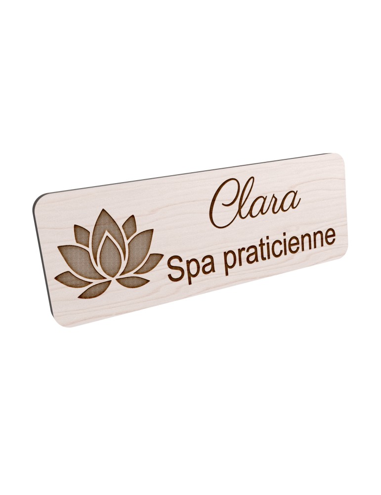 Badge personnalisé spa praticienne, motif spa et détente, vue en biais