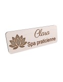 Badge personnalisé spa praticienne, motif spa et détente, vue en biais