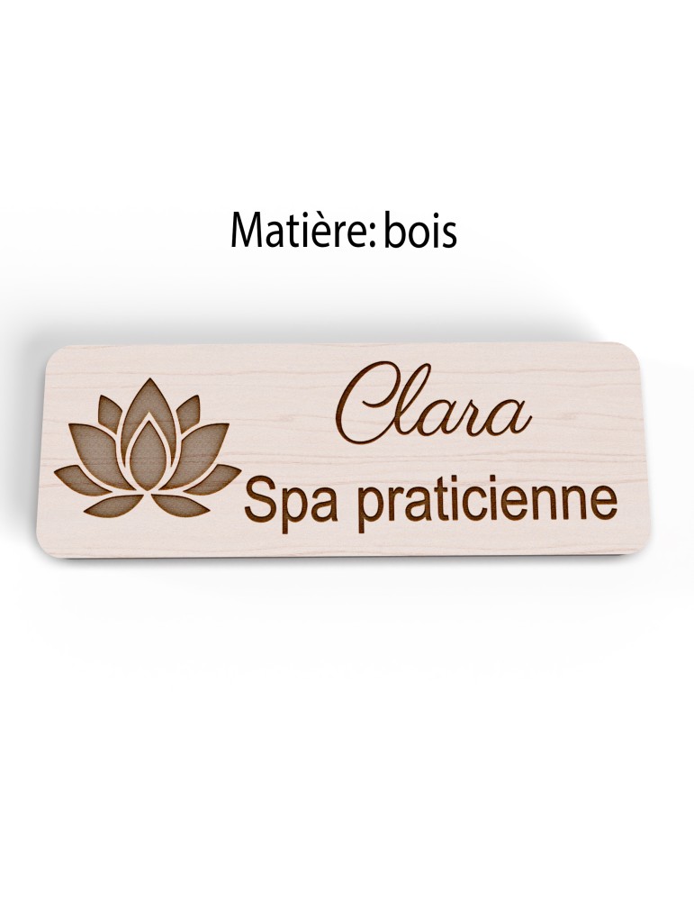 Badge personnalisé spa praticienne, motif spa et détente, version bois vue à plat