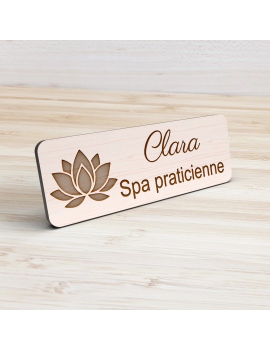 Badge personnalisé spa praticienne, motif spa et détente, vue de présentation