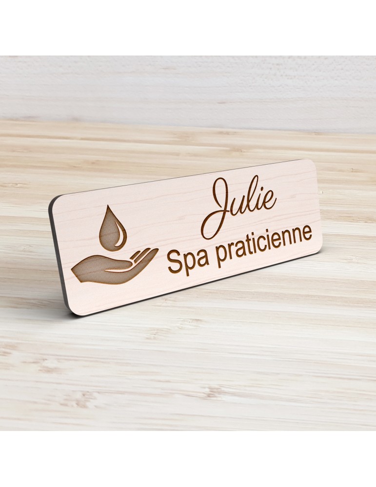 Badge personnalisé spa praticienne, motif spa et détente, vue de présentation