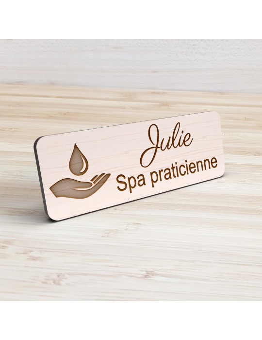 Badge personnalisé spa praticienne, motif spa et détente, vue de présentation
