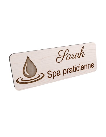 Badge personnalisé spa praticienne, motif spa et détente, vue en biais