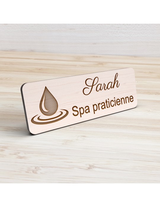 Badge personnalisé spa praticienne, motif spa et détente, vue de présentation