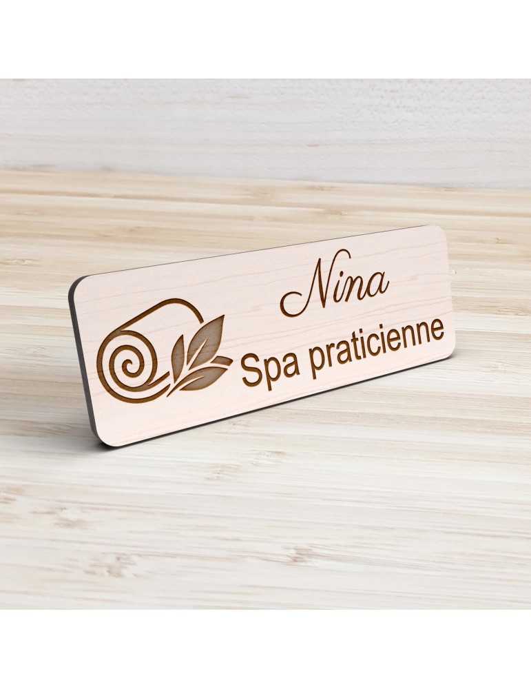 Badge personnalisé spa praticienne, motif spa et détente, vue de présentation
