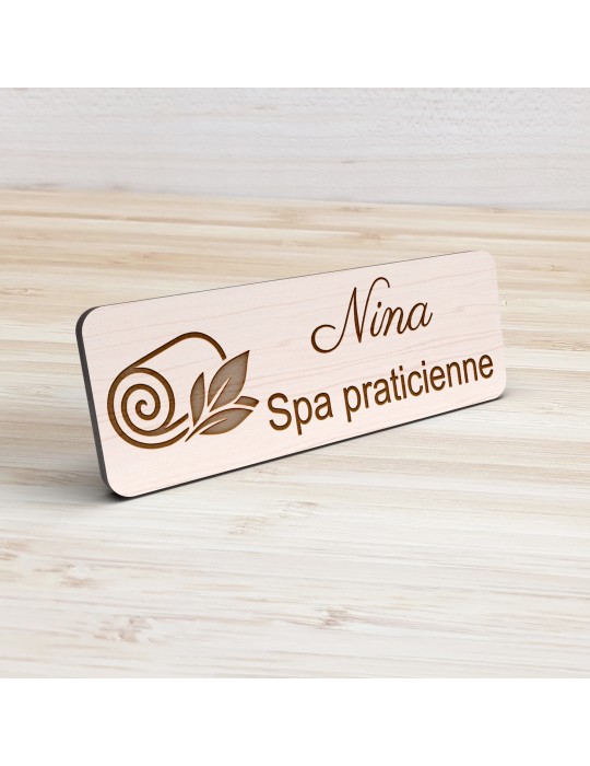 Badge personnalisé spa praticienne, motif spa et détente, vue de présentation