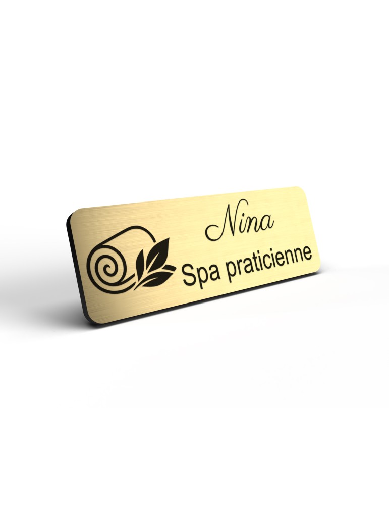 Badge personnalisé spa praticienne, motif spa et détente, détail de la finition or brossé