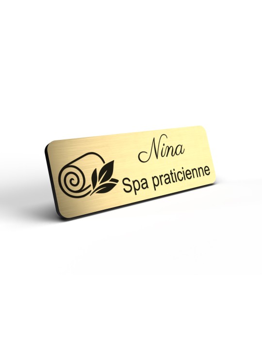Badge personnalisé spa praticienne, motif spa et détente, détail de la finition or brossé