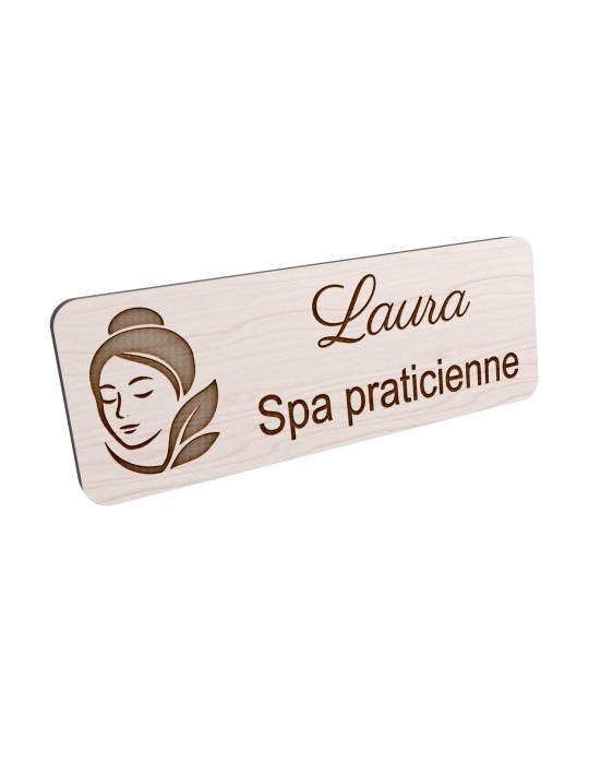 Badge personnalisé spa praticienne, motif spa et détente, vue en biais