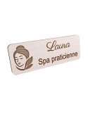 Badge personnalisé spa praticienne, motif spa et détente, vue en biais