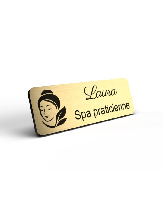 Badge personnalisé spa praticienne, motif spa et détente, détail de la finition or brossé